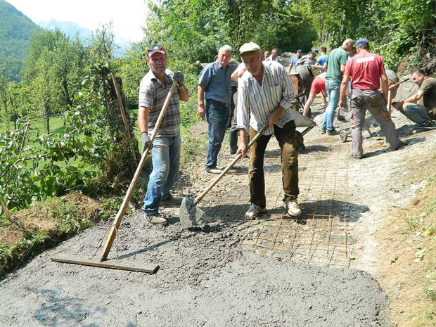 Ручно мешају бетон да стигну до Јапана